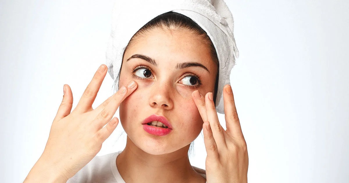 استفاده نکردن از محصولات مراقبت از پوست روی دور چشم	